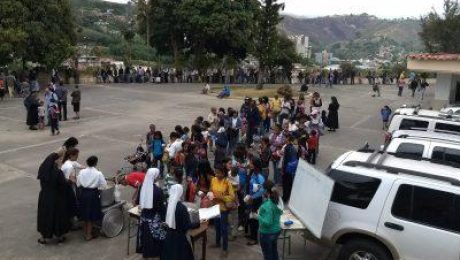 Repartiendo comida Los Teques Venezuela