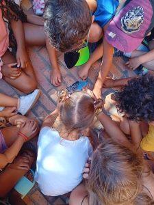 Niños haciendo un puzzle en el campamento urbano de Vallecas