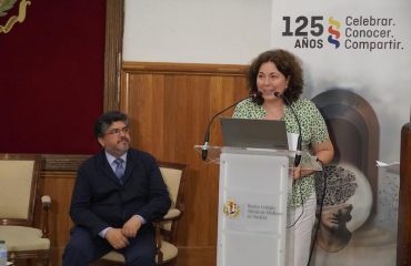 Carmen Montero recibe la ayuda en el Colegio de Médicos de Madrid
