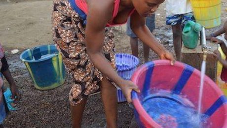 Mujer cogiendo agua en Sierra Leona